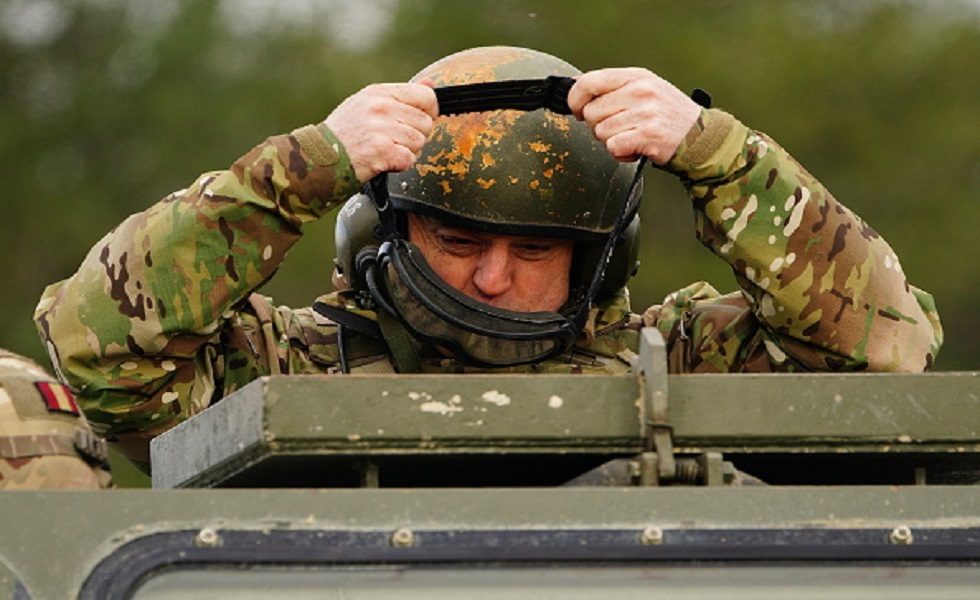 وزير الدفاع البريطاني بن والاس خلال زيارة لموقع لقوات كييف