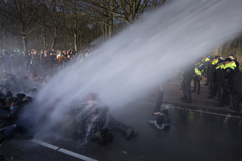 شرطة لاهاي تستخدم خراطيم المياه لتفريق المحتجين (فيديو)