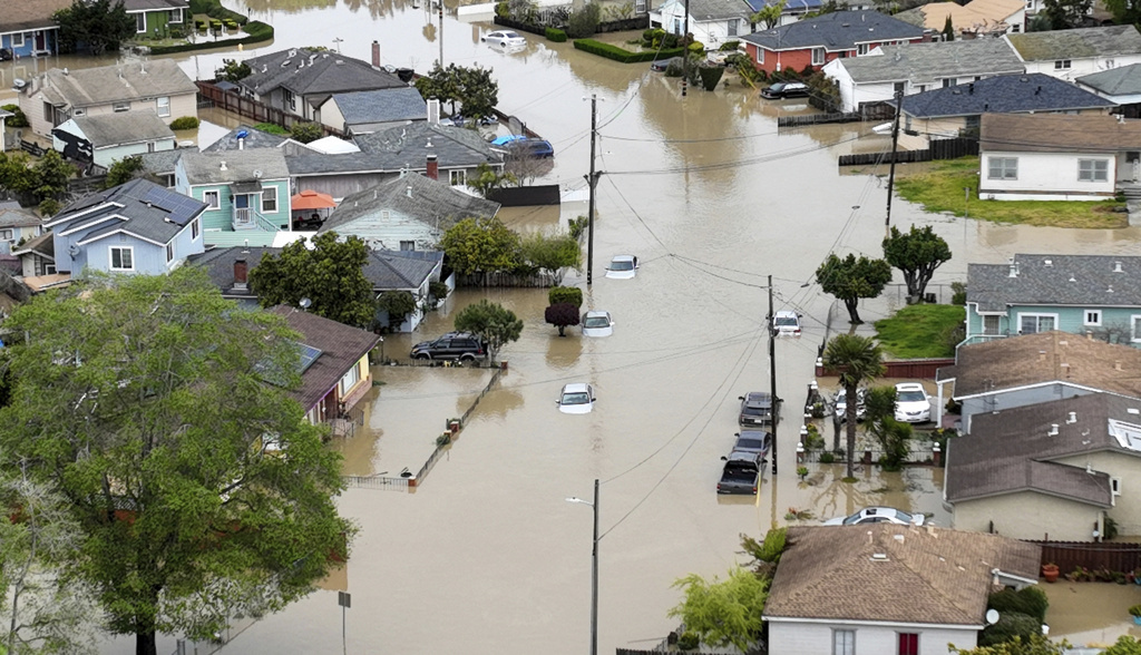فيضانات وانهيارات أرضية جراء أمطار غزيرة في كاليفورنيا