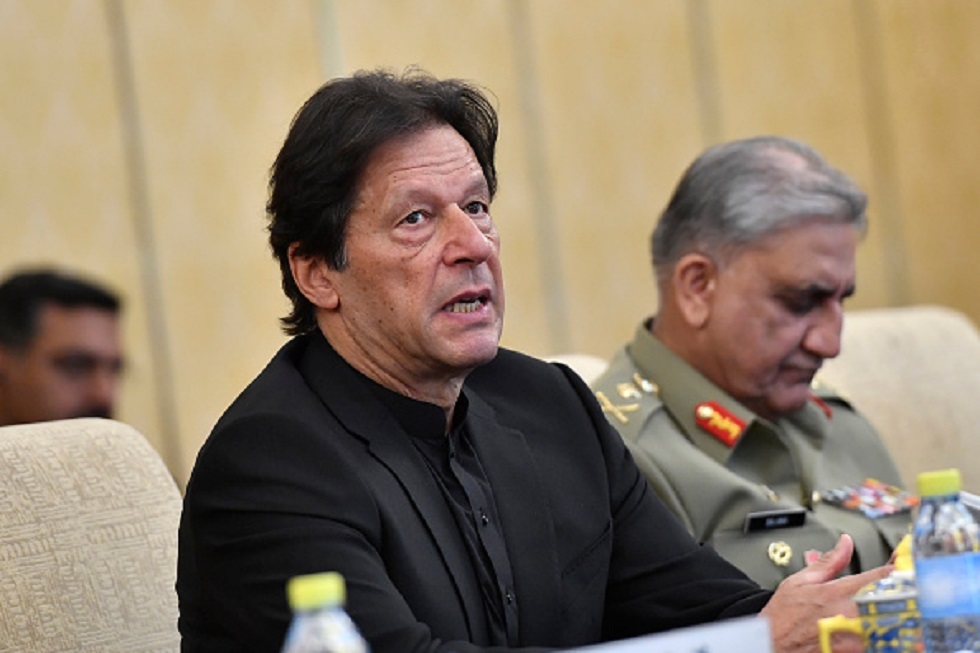 محكمة باكستانية تصدر مذكرة توقيف بحق رئيس الوزراء السابق عمران خان