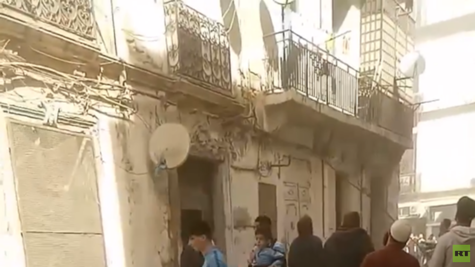 الجزائر.. إنقاذ امرأة ورضيع من تحت الأنقاض إثر انهيار بناية في وهران (فيديو)