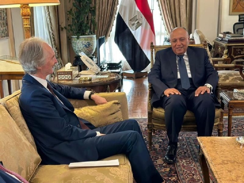 وزير الخارجية المصري يبحث مع بيدرسون الدفع بالحل السياسي في سوريا