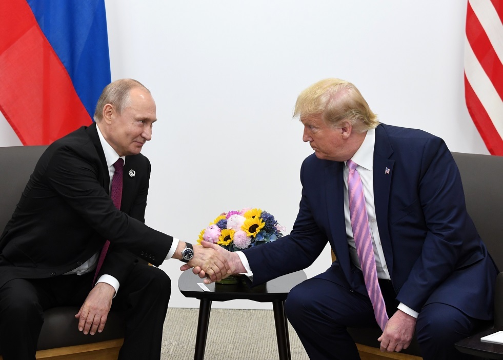 بيسكوف يقارن الاتصالات مع واشنطن في عهد بايدن وترامب ويعلق على احتمال لقاء بوتين مع الأخير