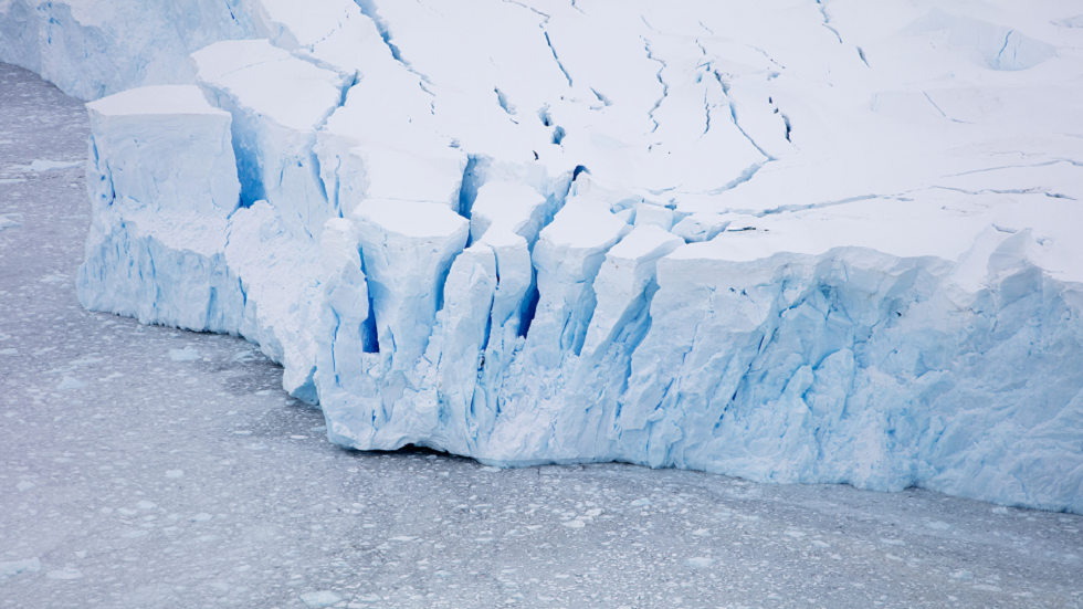 "عملاق متجمد" يتحرر من جرف جليدي في القارة القطبية الجنوبية!