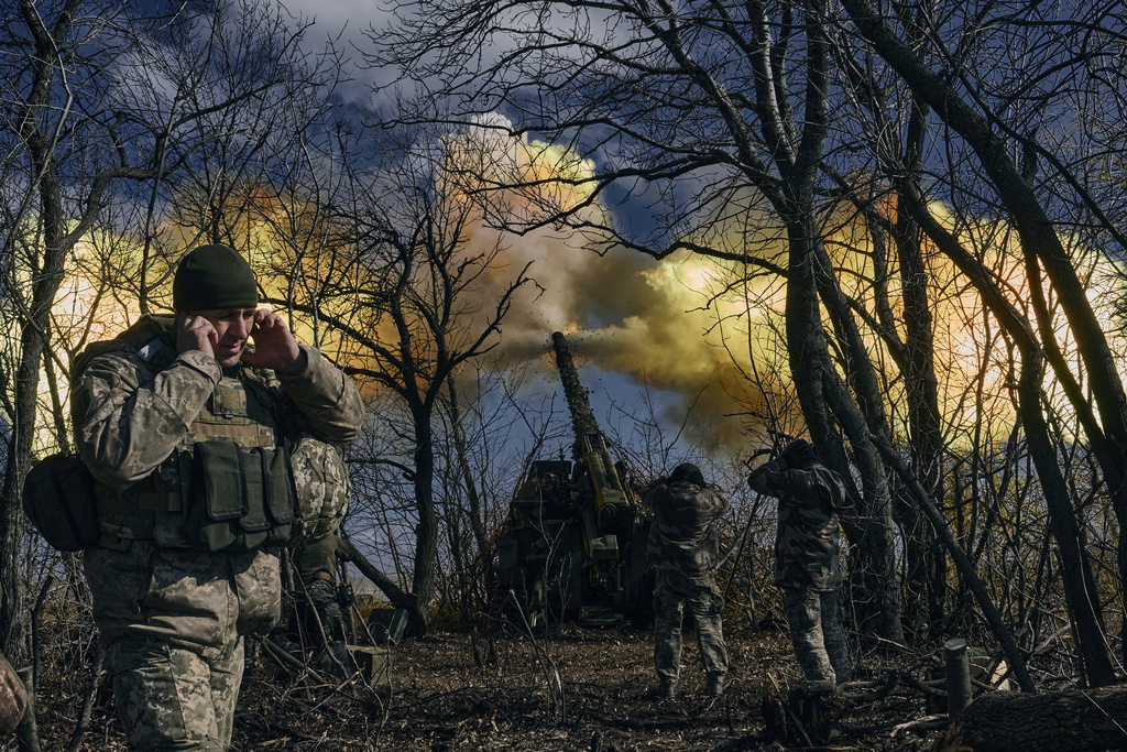 خبير عسكري: أوكرانيا تنقل مدنيين مقيدي الأيدي إلى الجبهة
