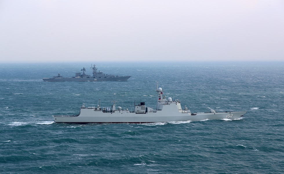 مدمرة صينية وطراد من البحرية الروسية خلال مناورة بحرية مشتركة في بحر الصبن- 2022