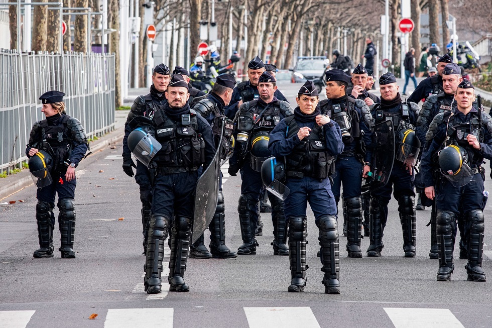خلال عملية مداهمة.. إصابة 7 من عناصر الشرطة الفرنسية ومصرع شخص في انفجار بمنزل وسط البلاد