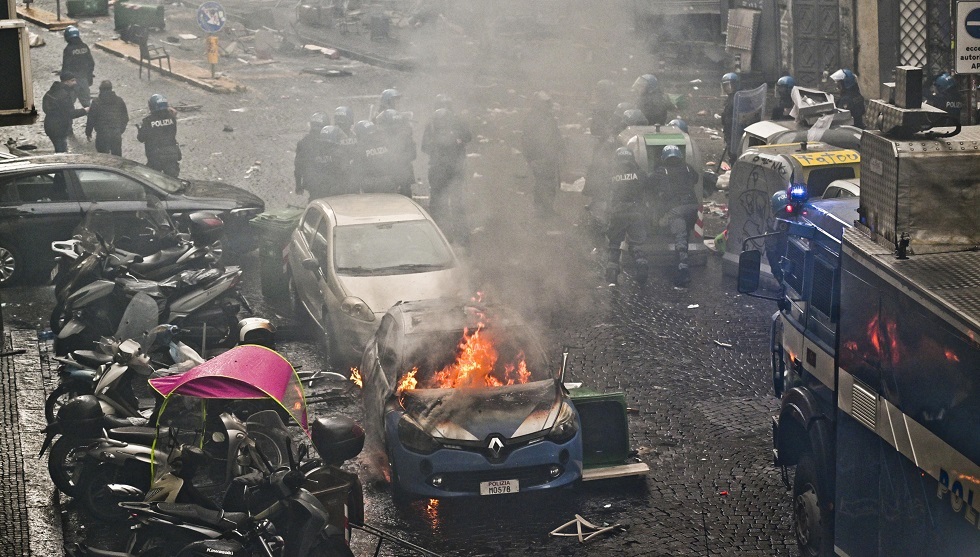 أعمال عنف.. إصابات وحرائق في اشتباكات بين جماهير فرانكفورت ونابولي