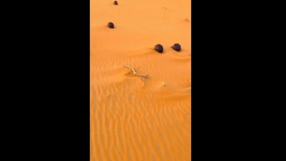 ظهور كرات حديدية غريبة في صحراء الربع الخالي يثير حيرة السعوديين ومغردون يحلون اللغز (فيديو)