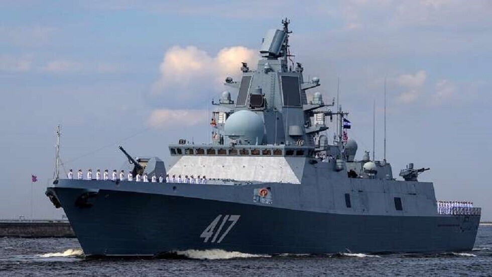 انطلاق مناورات بحرية بمشاركة روسيا والصين وإيران في خليج عمان (صور)