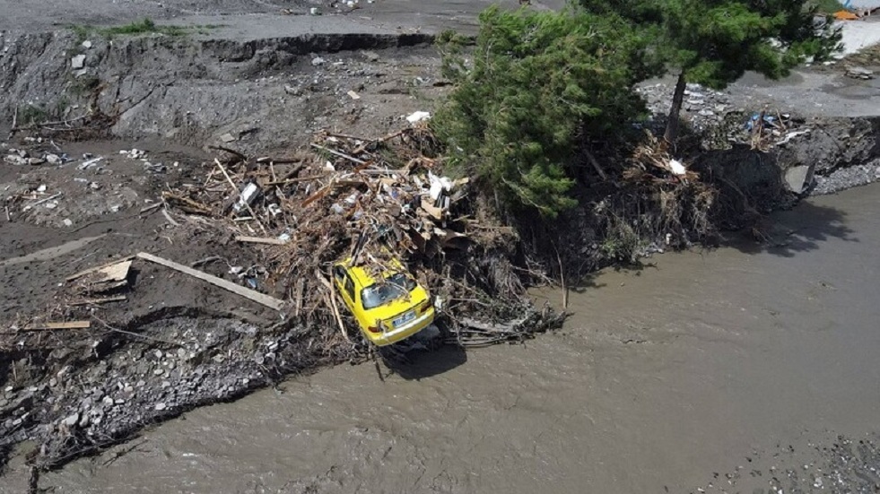 السلطات التركية: ارتفاع عدد قتلى الفيضانات جنوب البلاد إلى 16 قتيلا