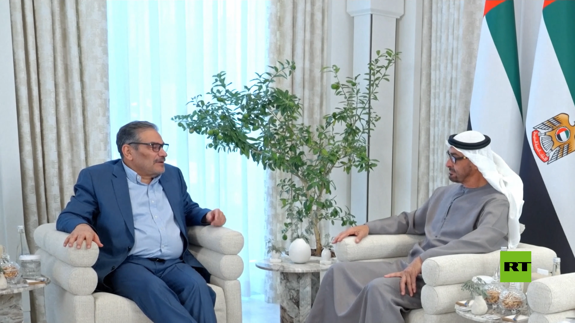 شمخاني يلتقي مع الرئيس الإماراتي في أبو ظبي