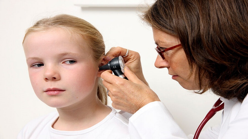 طبيب روسي يكشف أسباب التهاب الأذن الوسطى