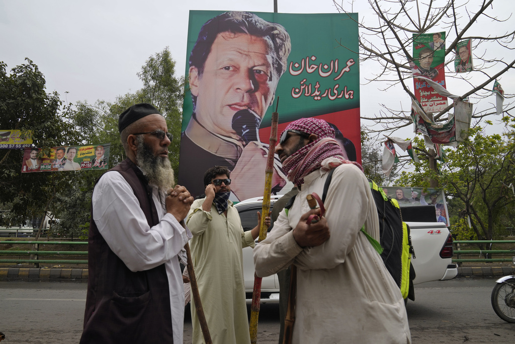 محكمة باكستانية تعلق مذكرة التوقيف بحق عمران خان بعد اشتباكات مع أنصاره