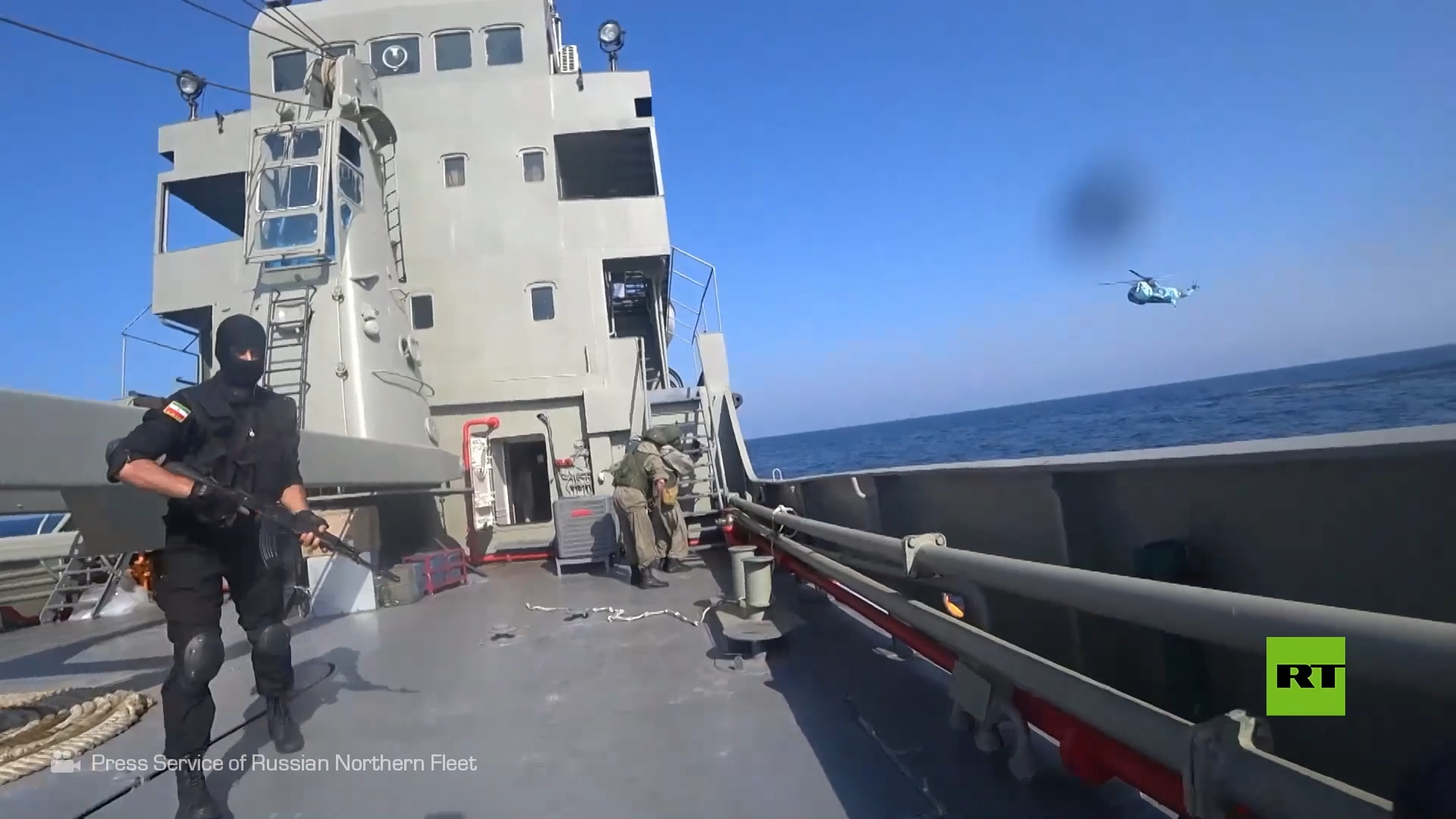 قصف أهداف وتحرير سفينة محتجزة أثناء التدريبات الروسية الإيرانية الصينية في بحر العرب