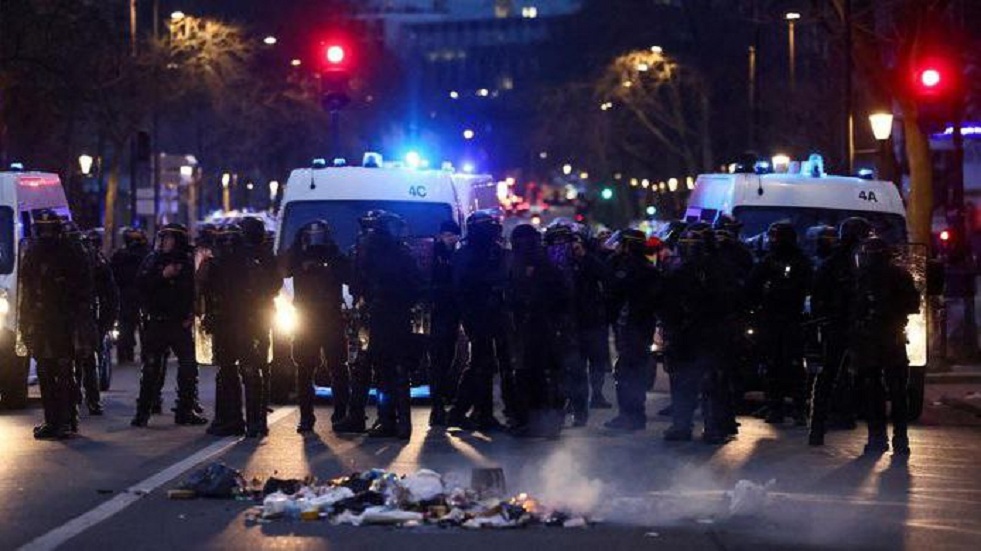 اشتباكات عنيفة في عدة مدن فرنسية وسط غضب واسع بعد اعتماد قانون إصلاح التقاعد..(فيديو)