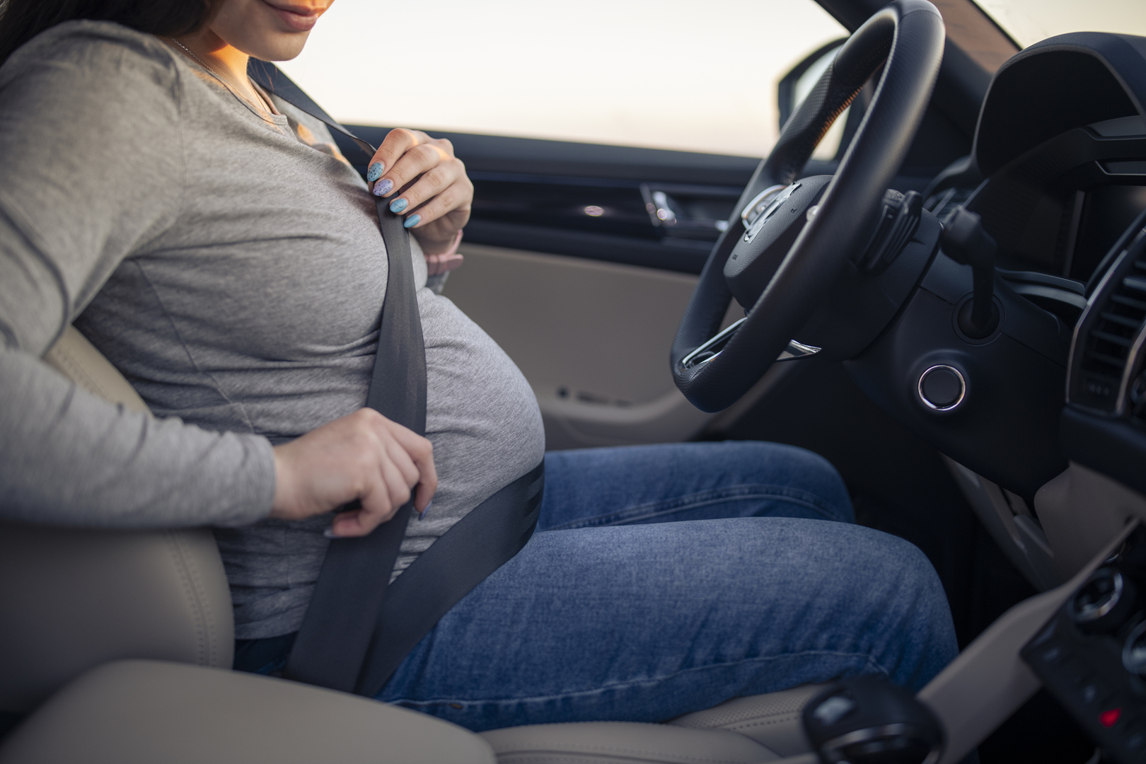 دراسة تحذر الحوامل من خطر مضاعفات خطيرة جراء قيادة السيارة