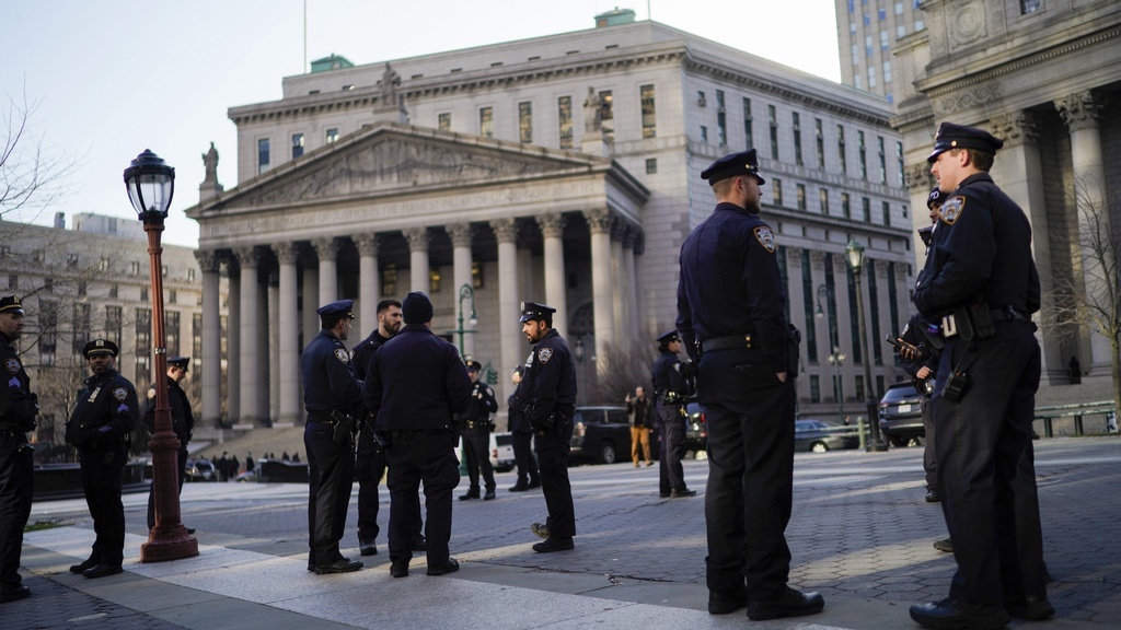 تهديد بوجود قنبلة يغلق محكمة مانهاتن قبل جلسة دعوى ضد ترامب