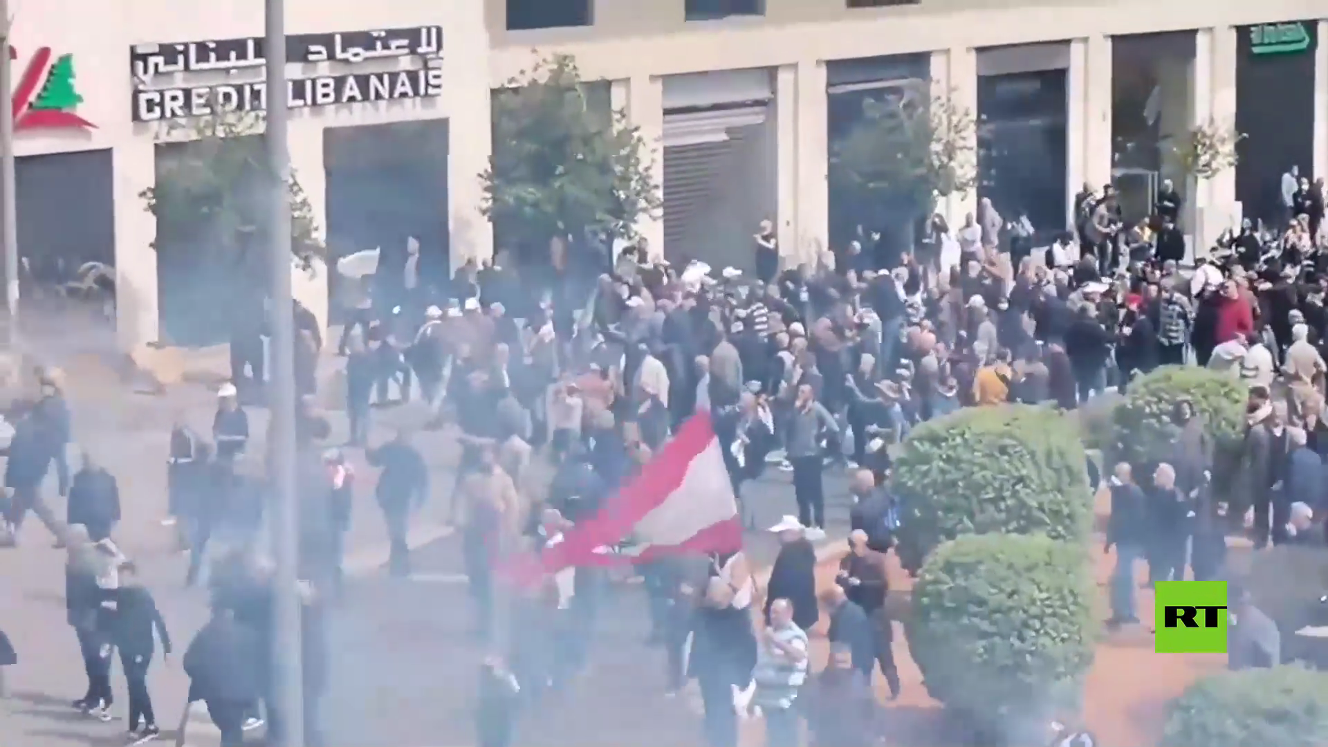 بالفيديو.. الشرطة تستخدم الغاز المسيل للدموع ضد المتظاهرين في بيروت