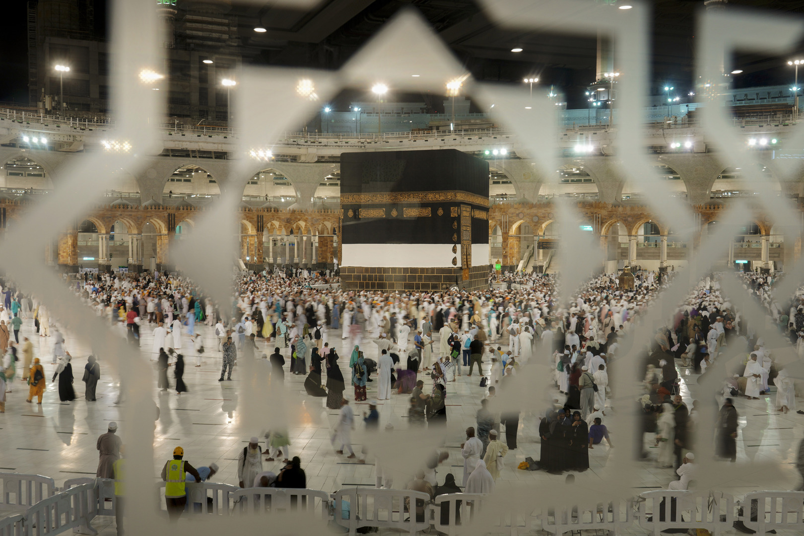 ما حقيقة المنشورات المتداولة عن منع السعودية التصوير في الحرم المكي؟