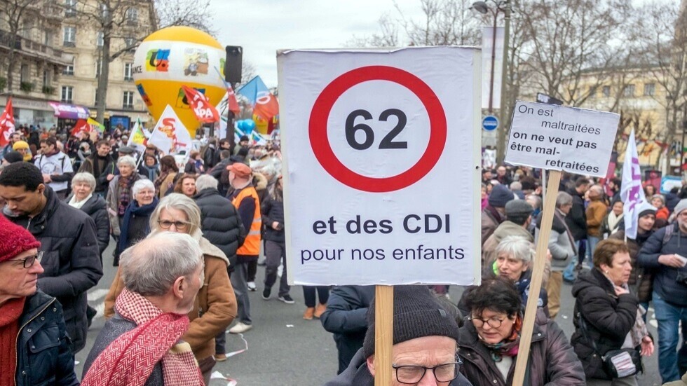 فرنسا.. الاحتجاجات تشلّ البلاد تزامنا مع تمديد الإضراب
