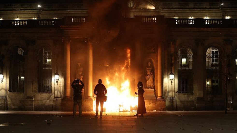 خميس أسود في فرنسا.. المتظاهرون يضرمون النار في مبنى بلدية بوردو (فيديو)