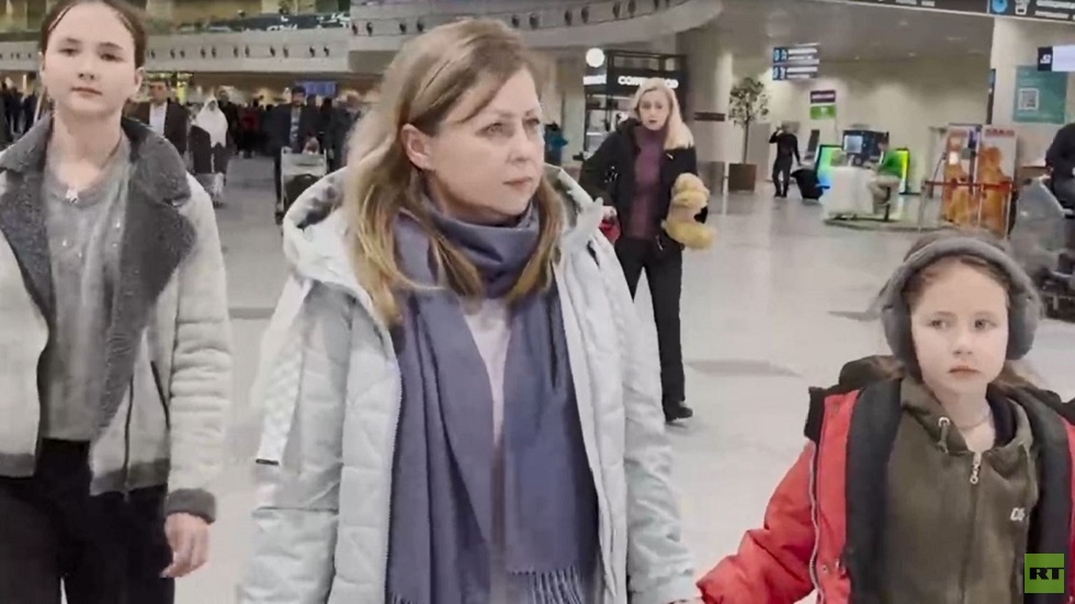 بعد اعتقال والديهما.. طفلتان من أوديسا الأوكرانية تنتقلان إلى أقاربهما في روسيا (فيديو)