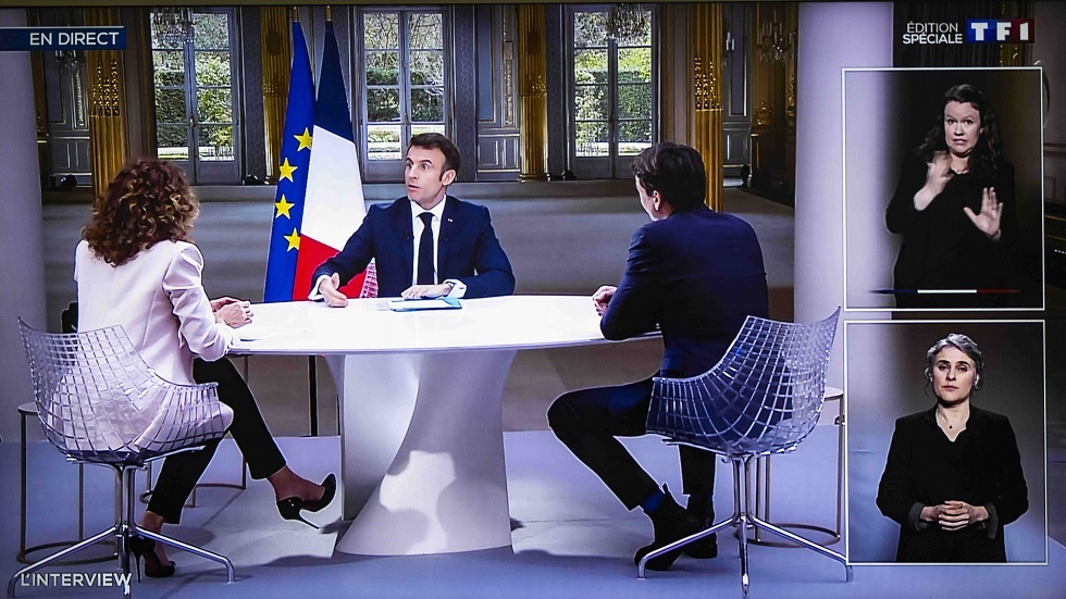 تحت الطاولة.. حركة لماكرون خلال لقاء تلفزيوني تثير جدلا واسعا في فرنسا (فيديو)
