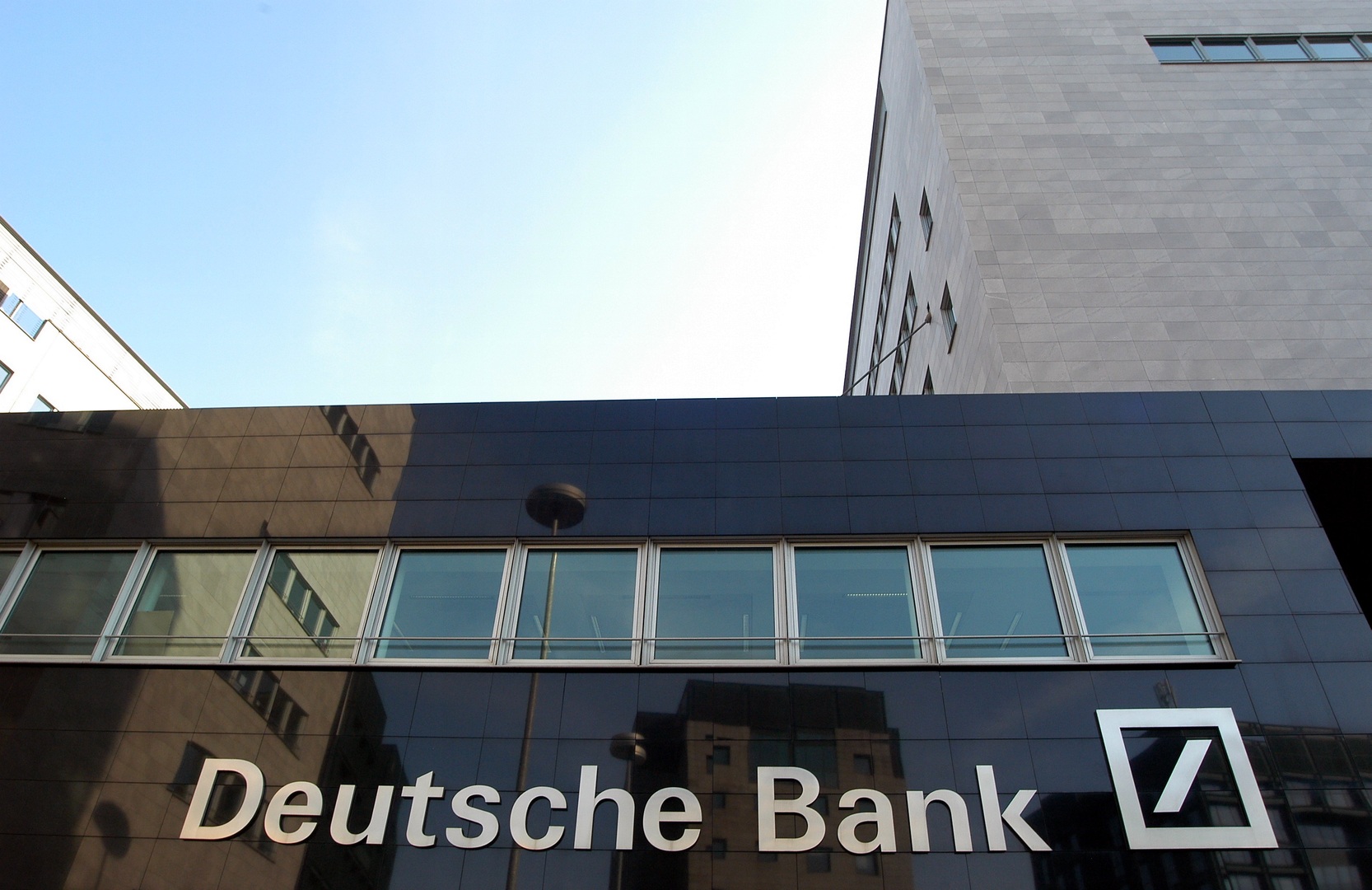 انهيار سهم أكبر مصرف ألماني في ظل مخاوف حول استقرار القطاع المصرفي الأوروبي