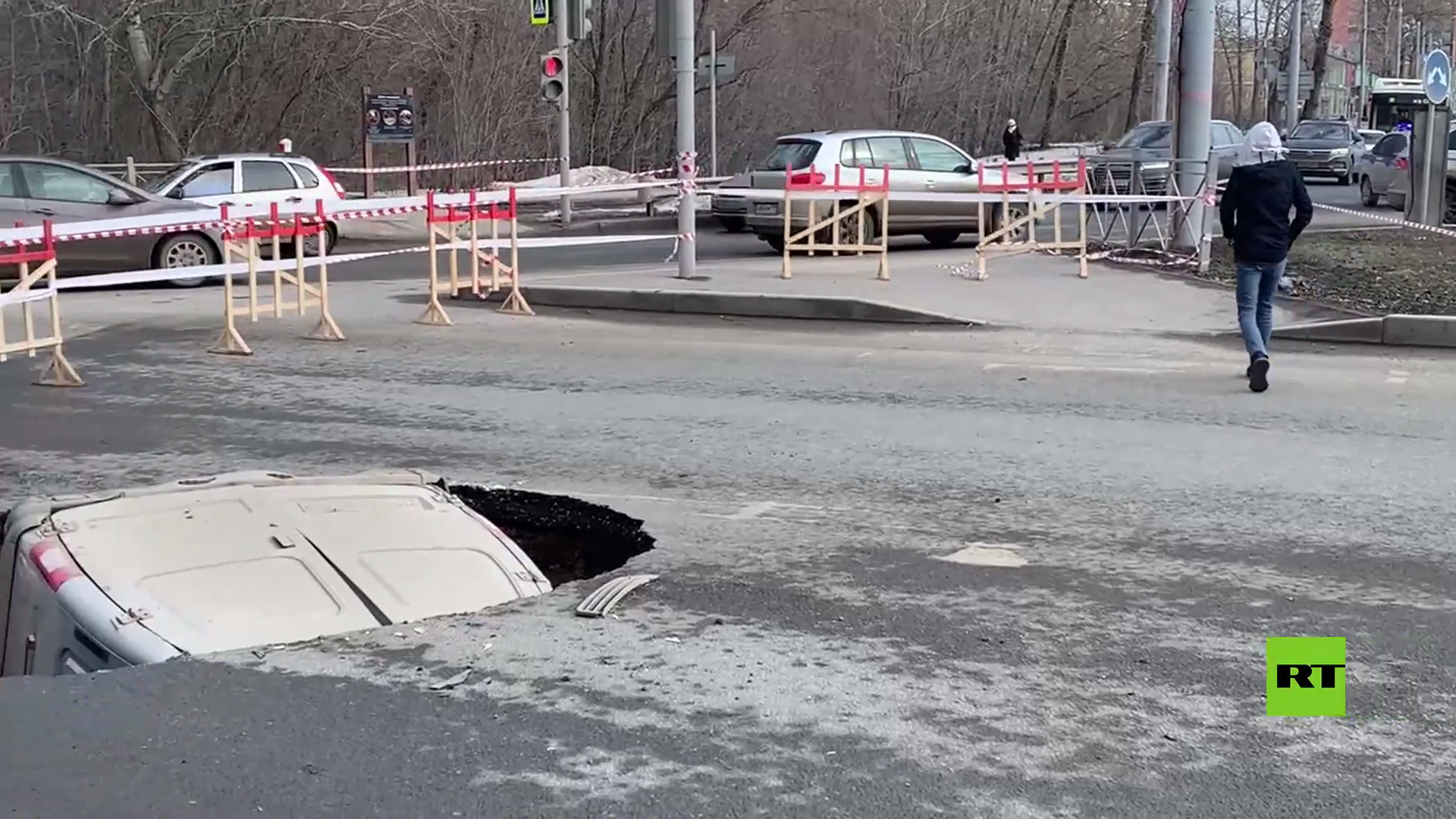 بالفيديو.. انتشال سيارة من حفرة ابتلعتها في مدينة بيرم الروسية