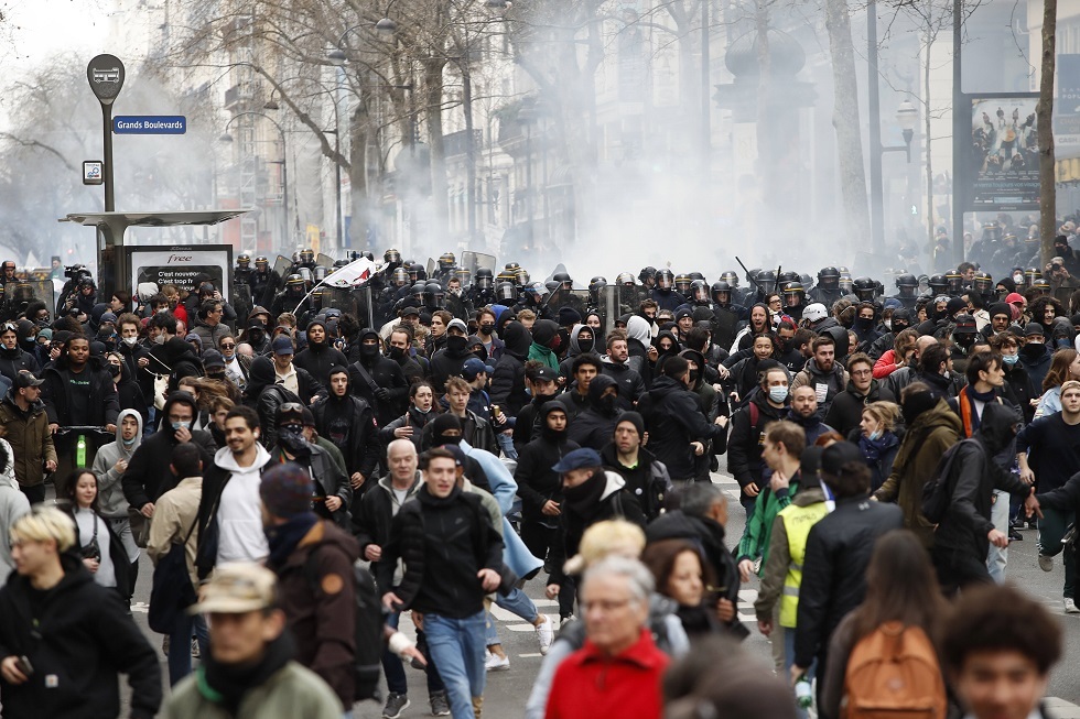سفارة الإمارات في فرنسا توصي المواطنين بالابتعاد عن مناطق المظاهرات