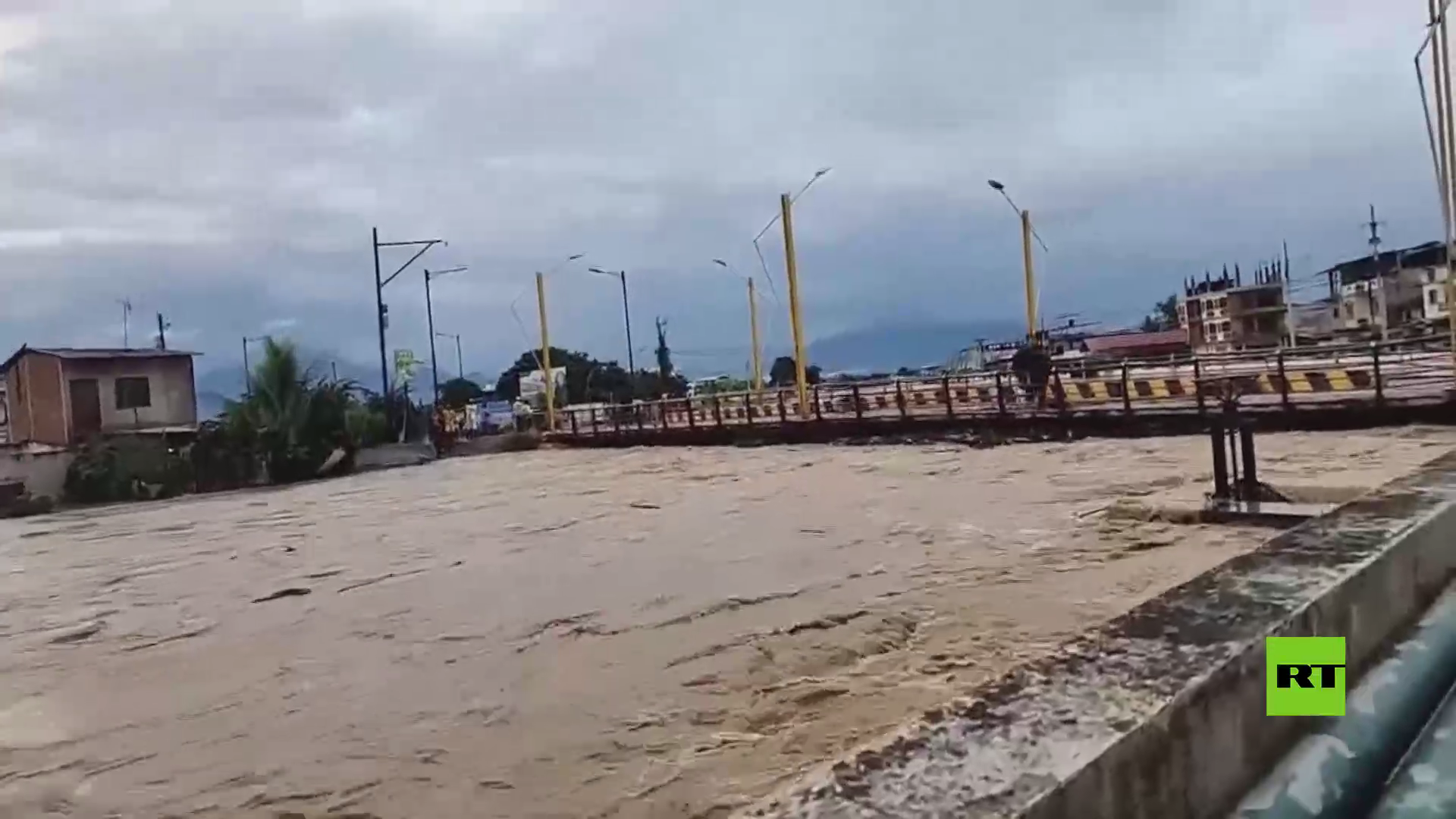 بعد الزلزال.. فيضانات تجتاح الإكوادور (فيديو)