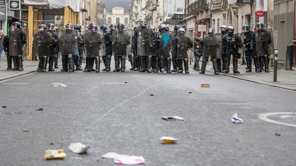 مواجهات بين الشرطة والمحتجين غربي فرنسا
