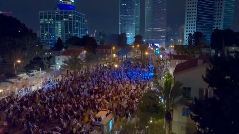 الشرطة الإسرائيلية تعتقل 7 متظاهرين في احتجاجات الإصلاح القضائي فيديو الشرطة الإسرائيلية تعتقل 7 متظاهرين في احتجاجات الإصلاح القضائي فيديو