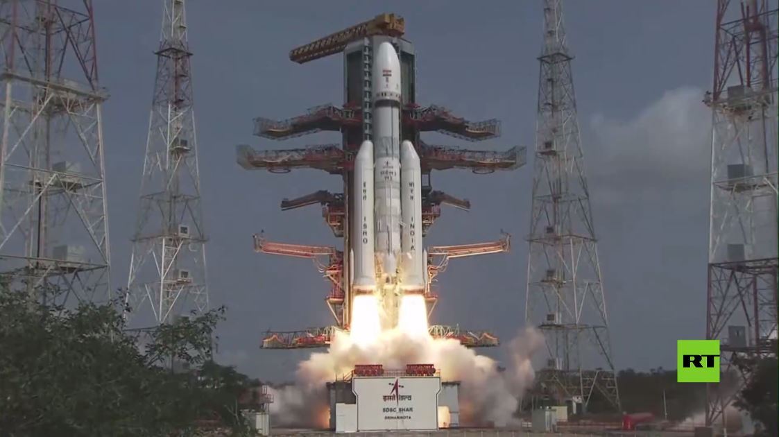 بالفيديو.. الهند تطلق إلى الفضاء صاروخا يحمل مجموعة من الأقمار الصناعية