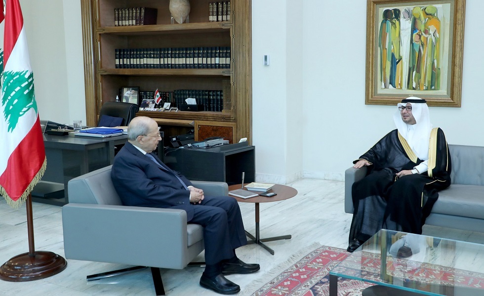 السفير السعودي في لبنان وليد البخاري خلال لقاء مع الرئيس اللبناني السابق ميشيل عون
