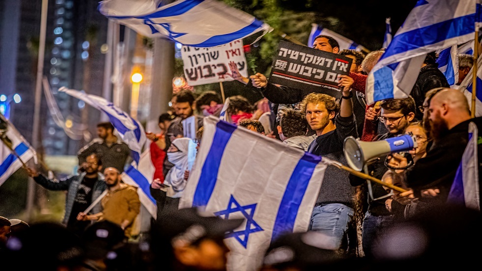 مظاهرات حاشدة في إسرائيل بعد إقالة نتنياهو لوزير دفاعه غالانت