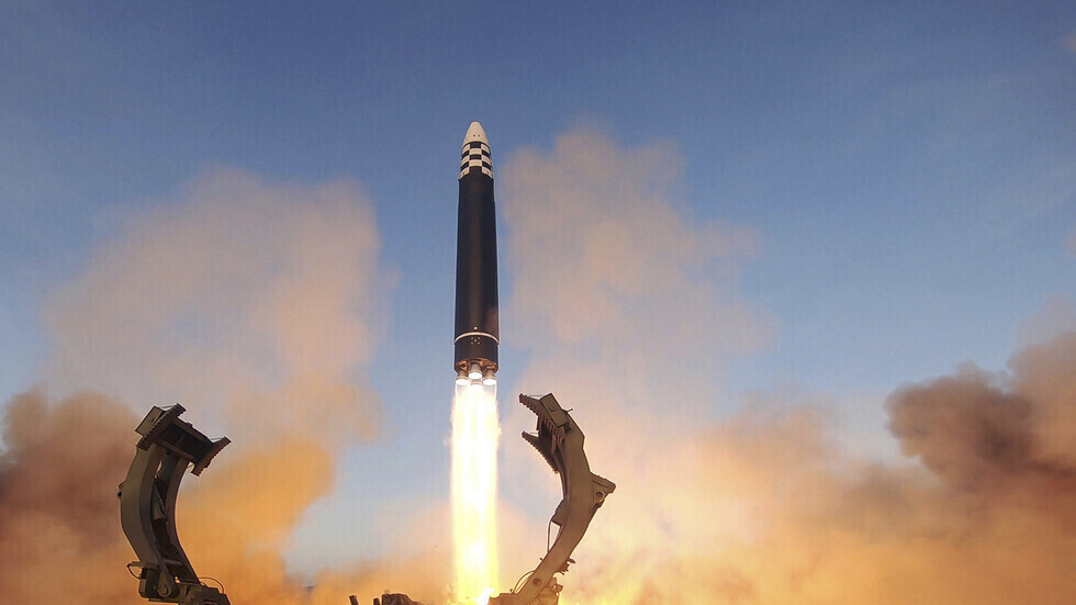 كوريا الشمالية تطلق صاروخا باليستيا واليابان تحذر من صاروخ ثان