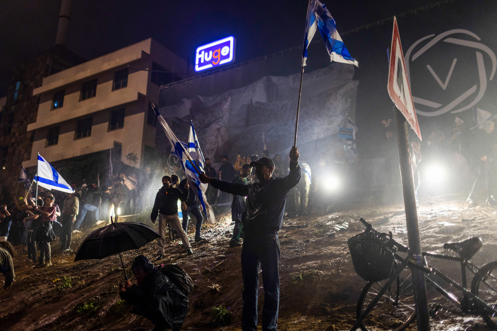 مشهد غير مألوف.. الإسرائليون يلقون الحجارة على الشرطة بعد ليلة عنيفة من الاحتجاجات (فيديو)