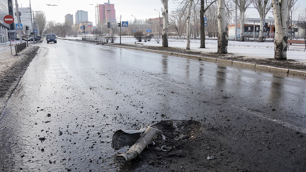 الجيش الأوكراني يقصف دونيتسك من راجمات الصواريخ (فيديو)