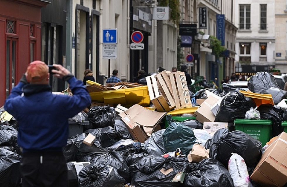 وسائل إعلام: سكان باريس يشكون من جبال القمامة في الشوارع