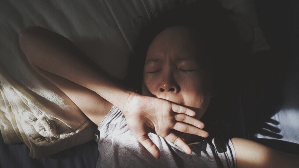 كيف يؤثر الحرمان من النوم على صحة الفم والأسنان