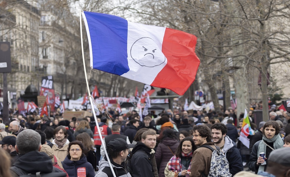 قناة فرنسية: عدد المشاركين في الاحتجاجات وصل إلى 740 ألف شخص