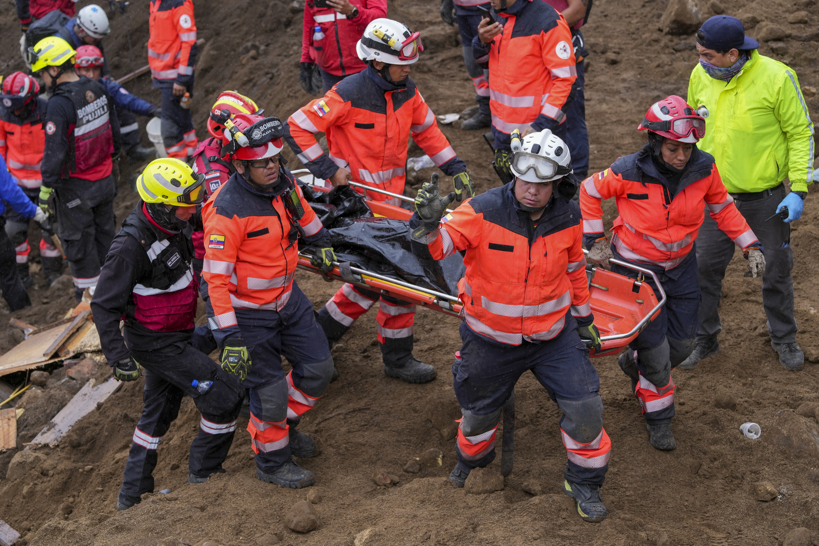 ارتفاع عدد المفقودين بعد الانزلاق الأرضي في الإكوادور إلى 71 شخصا