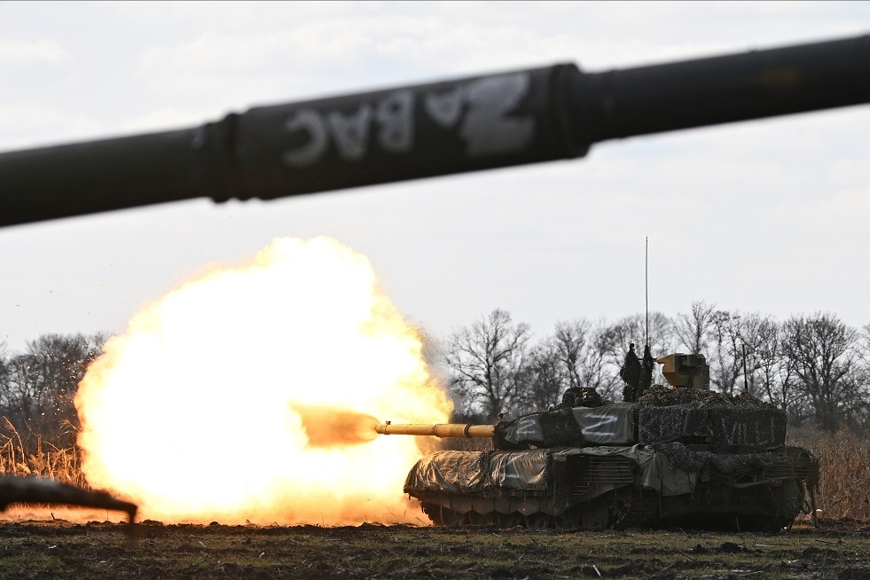 مصدر: تزويد القوات الروسية في منطقة العملية العسكرية بمئات الدبابات الحديثة