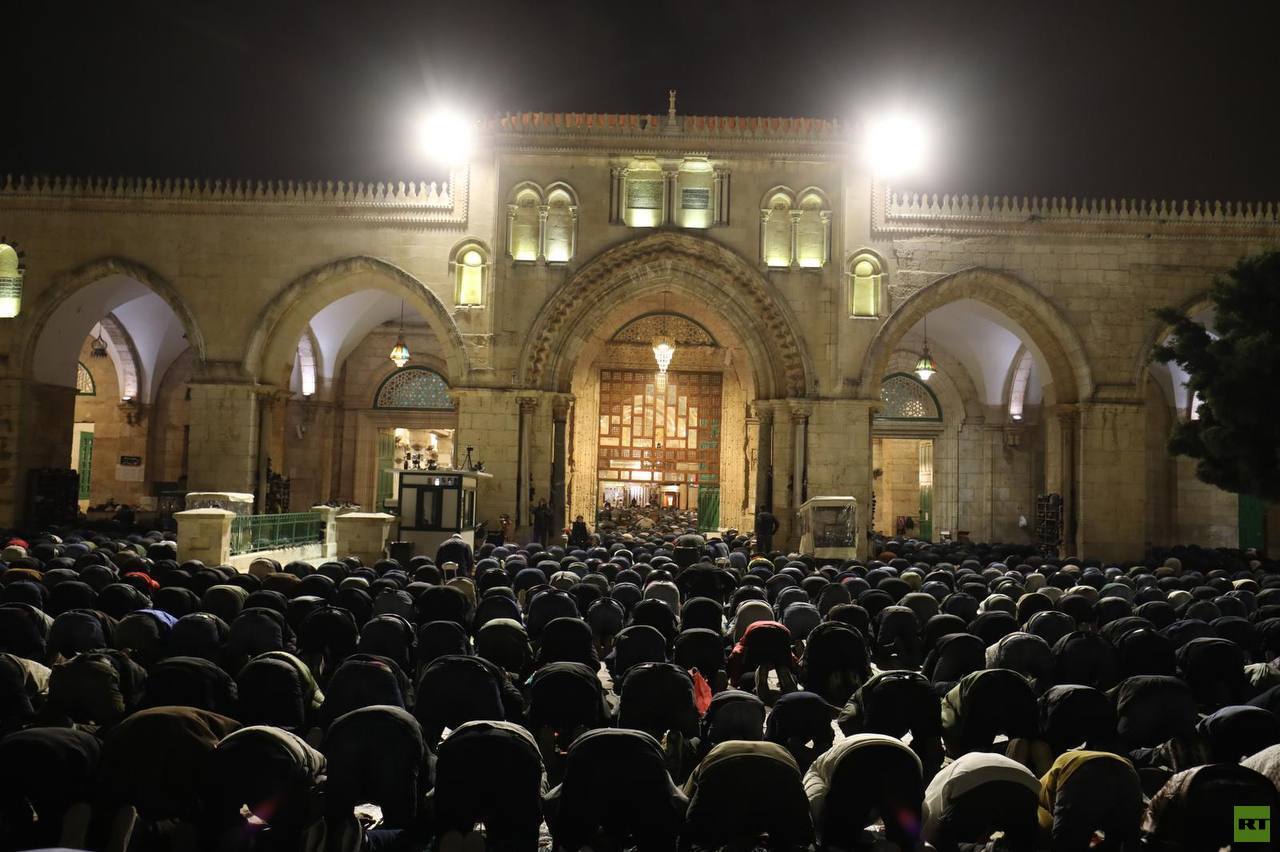 بالصور.. 25 ألف مصل يؤدون صلاة التراويح في رحاب المسجد الأقصى
