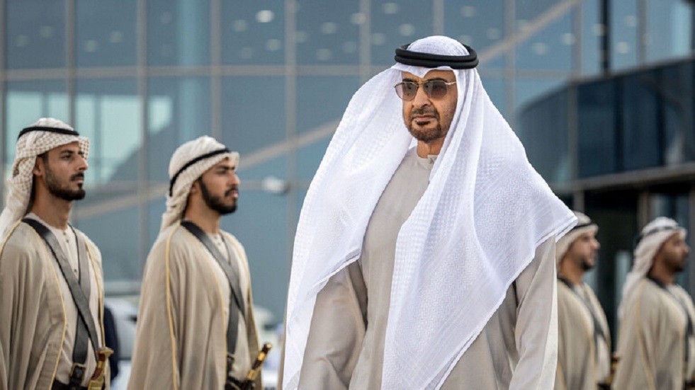 محمد بن زايد آل نهيان يتلقى تهنئة أمير قطر بالتعيينات القيادية الجديدة
