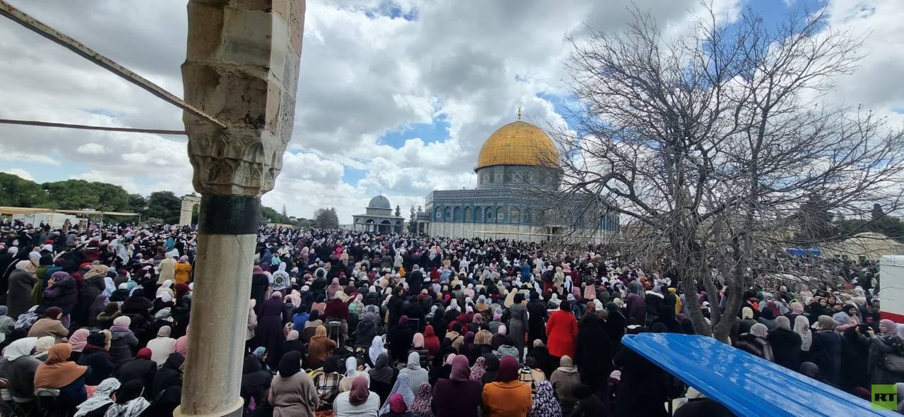 نحو 350 ألف مصل يؤدون صلاة الجمعة الثانية من رمضان في المسجد الأقصى (فيديو + صور)
