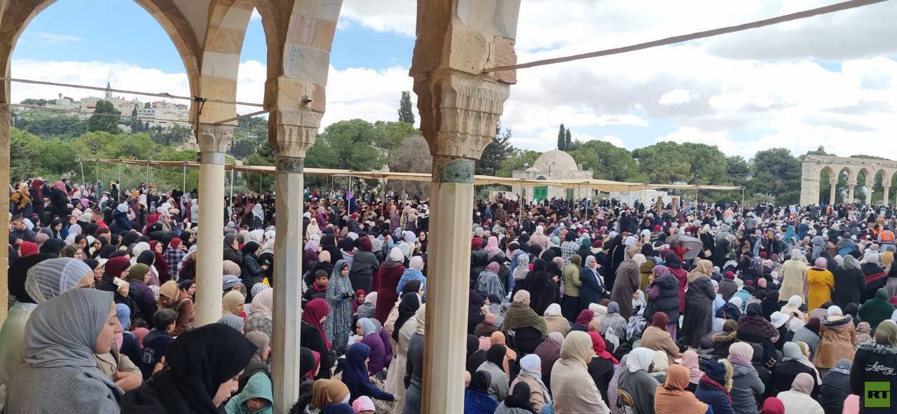 نحو 350 ألف مصل يؤدون صلاة الجمعة الثانية من رمضان في المسجد الأقصى (فيديو + صور)