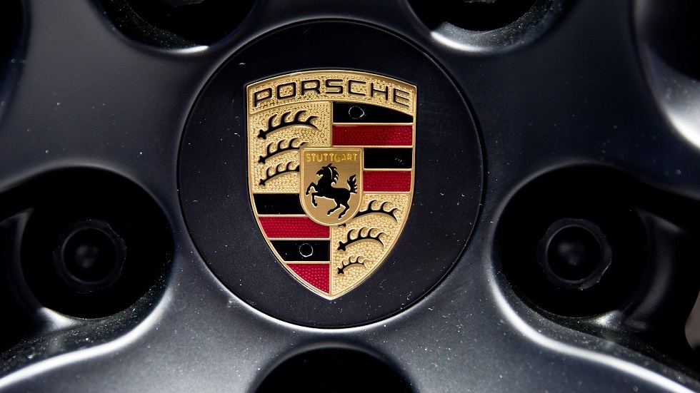 Porsche تزيح الستار عن سيارتها الفاخرة الجديدة.. فيديو